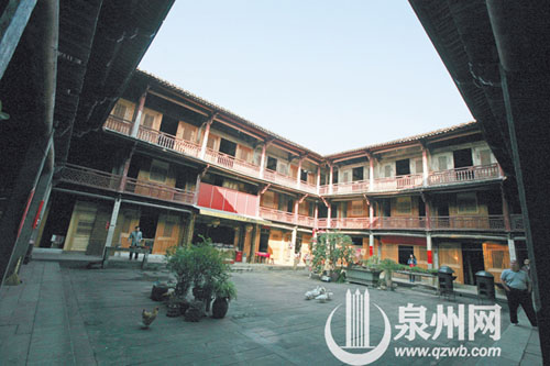 不少土楼养着鸡鸭，有的甚至成为鸡舍鸭棚。