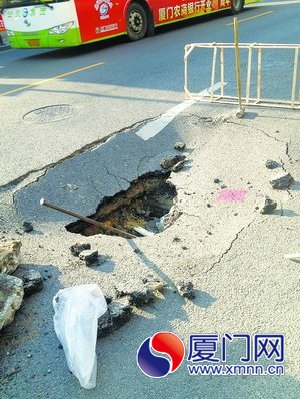 路面底下空荡荡