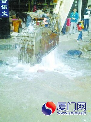 施工队野蛮施工导致水管破裂