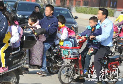 福州市区频见电动车超载 派出所月查300起