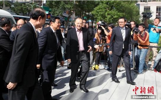 12月1日，海协会会长陈德铭率团参访宏达电（HTC）新 