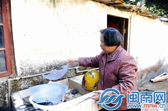 刘阿婆家被母猴打烂不少东西