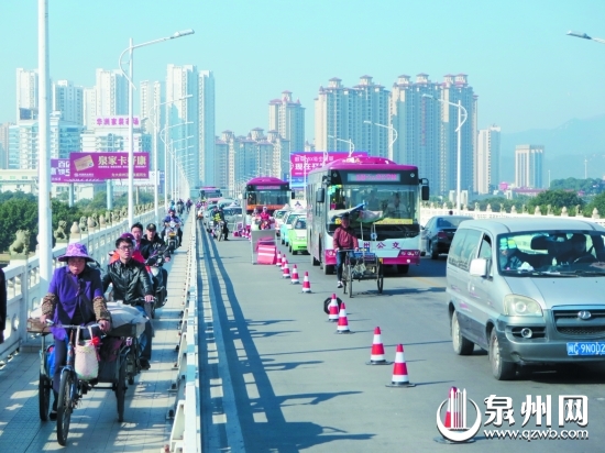 施工占用桥面，车流行进缓慢。