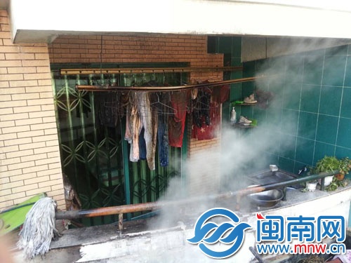 起火后阳台被熏黑，晾晒的衣服也被烧坏