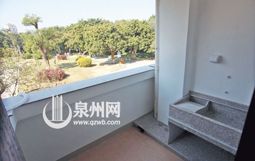 芳草嘉园阳台外就是芳草园