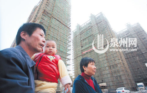 候选家庭前来探营，盼着早日入住。
