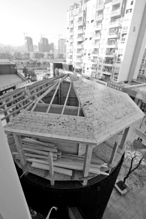 兰峰违建业主正在自行拆除“空中楼阁”。