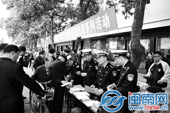 交警为小朋友们准备的宣传品分发现场