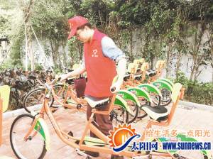 正在进行志愿服务的来自海沧街道的90后志愿者