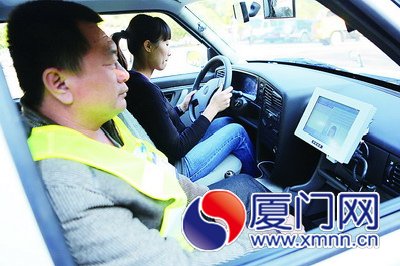 ■坐在考生旁边的不再是考官，而是安全员
