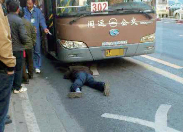 老人倒在公交车头前 司机先找人作证再扶人