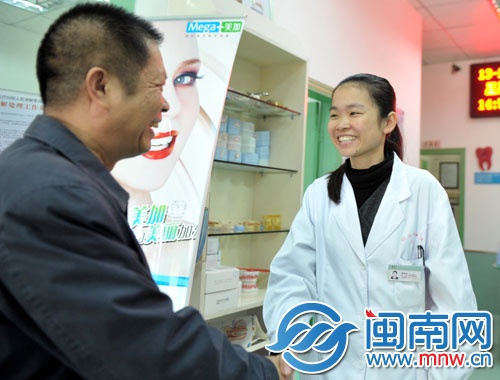 吴先生昨天特地到诊所向女牙医小黄道谢