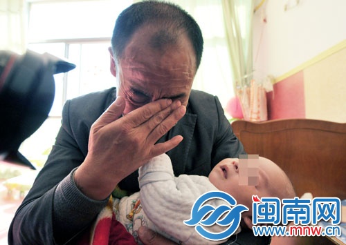 想起这6个月的遭遇，看着眼前健康的儿子，谭某五味 