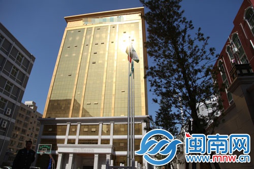 阳光照耀下，这栋大楼金光闪闪