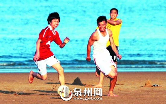 海边观光沙滩踢球，十分惬意