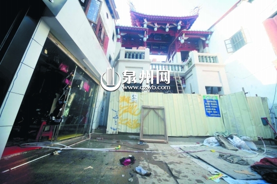起火的小店与泮宫城楼仅一步之遥