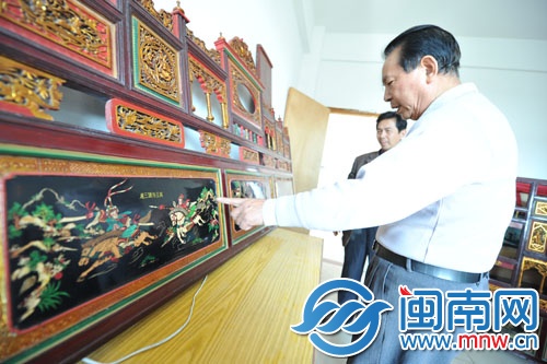 二儿子眠床上的漆画