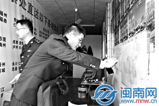 工商执法人员到黑票点取证