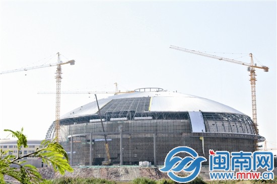 灵玲国际马戏大剧院昨日封顶