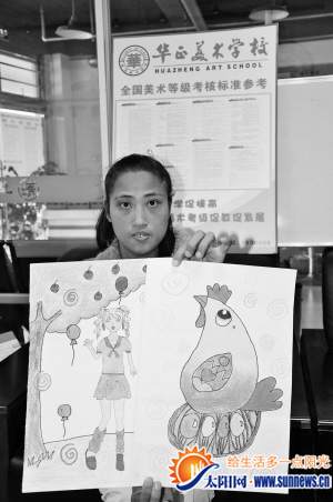 吕红娟非常自豪地展示女儿的作品