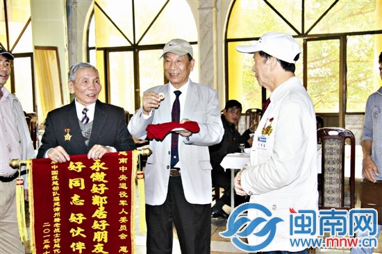 纪念像章赠送给老兵