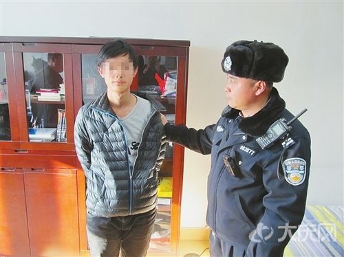 行窃的小刚被民警控制住