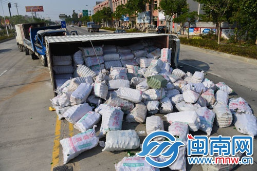 货车被农用车撞翻，酒瓶落一地
