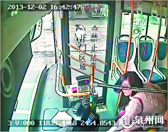 女乘客与司机在驾驶区争夺车钥匙