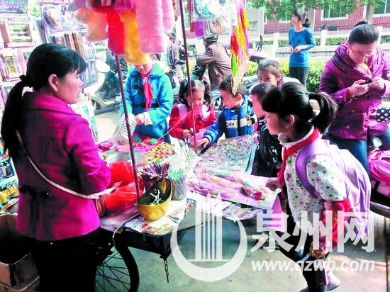 学校门口摆摊抽奖，家长很担忧