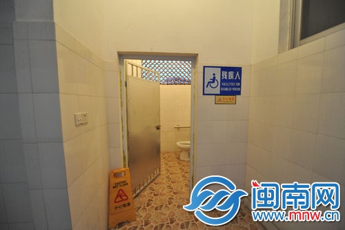 万安农贸市场公厕玻璃门已换成铁门
