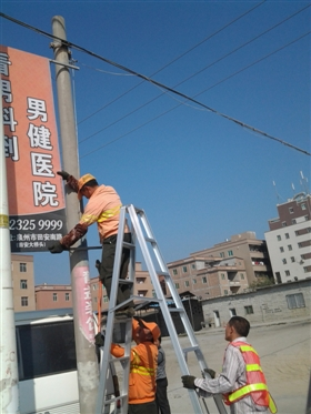 半天摘除50余块私设广告牌