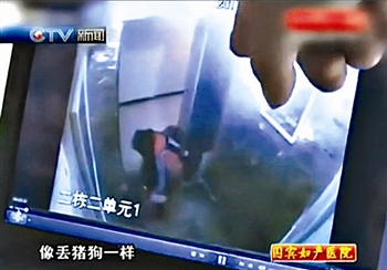 电梯监控显示，小女孩在电梯里摔打男童