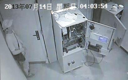 男子网上学18秒开锁神技1