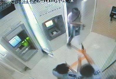 男子网上学18秒开锁神技2