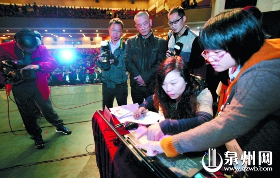 市民代表上台测试摇号软件