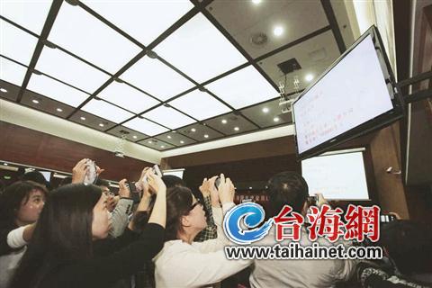 大家纷纷举起相机，记录下新“地王”诞生的这一时刻