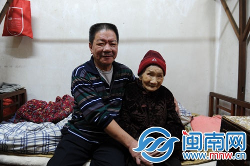 李阿婆百岁了精神仍非常好