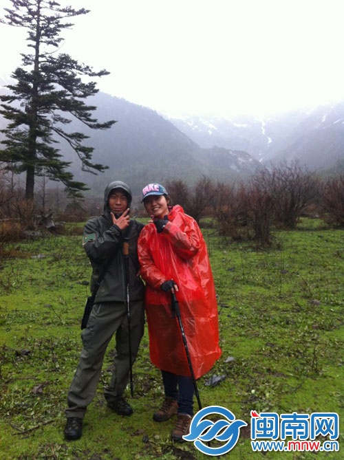 郑伟明跟女友在香格里拉登山时邂逅