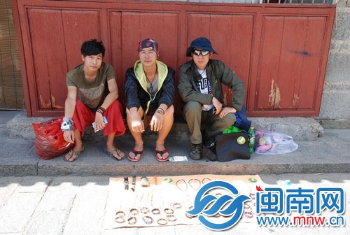 在大理，穷游没钱了，郑伟明摆摊赚钱