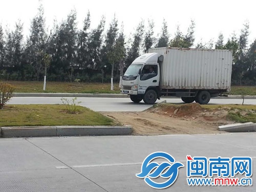 隔离绿化带中间被人为地开了个缺口，常有车辆在此掉头