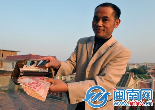 小苏的钱包里有万元现金和各种证件