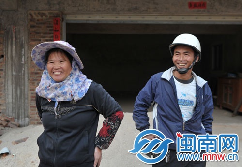 记者找到捡钱包的陈建约夫妇时，两人还在工地务工