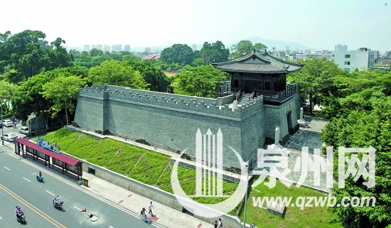 泉山门周边有公交站、停车场、中山公园等，具备先行 