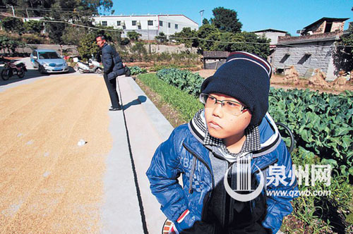 陈江坡经常望着上学的路发呆，不知道什么时候能再回 