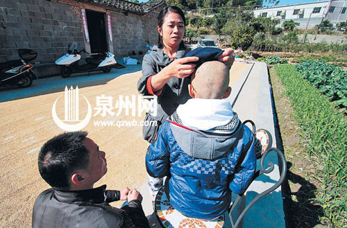 因为化疗，小江坡的头发已经掉光了。