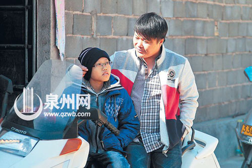 父亲的战友刘鸿波一直陪伴在他求医的路上