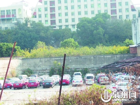 南祥停车场内停放着不少车辆,但没有收费公示牌