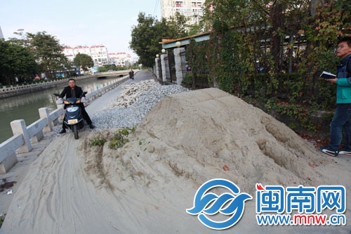 路被沙石挡住