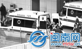 被“抢”走的救护车在第一医院急诊门前