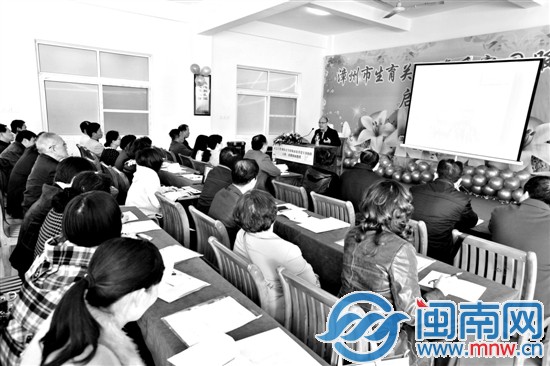 给各县区的志愿者培训“如何关爱失独家庭”